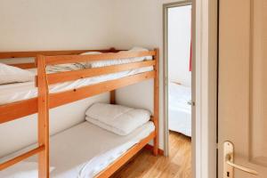 เตียงสองชั้นในห้องที่ Résidence Le Hameau des Ecrins - maeva Home - Appartement 2 Pièces 6 Person 59