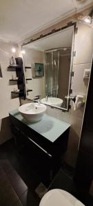 a bathroom with a sink and a toilet and a mirror at Sweet Maisonette in Perea