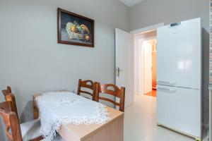 małą kuchnię ze stołem i lodówką w obiekcie Romeo apartment w Lixoúrion