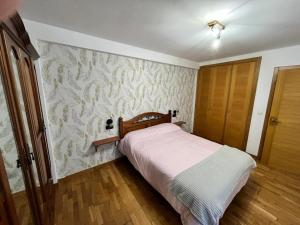 a bedroom with a bed and a wall at Areas Gordas in Cangas de Morrazo