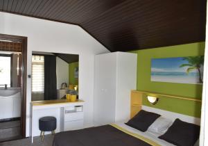 Guesthouse Ema في سوكوشان: غرفة نوم بسرير مع جدار أخضر