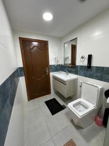 uma casa de banho com um WC e um lavatório em Sunset Gem _ Wadi Rum em Disah