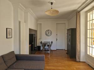 een woonkamer met een bank en een tafel bij Beautiful and bright 1st Floor Flat with large Terrace - Biarritz City Center in Biarritz