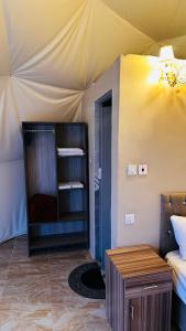 1 dormitorio con 1 tienda de campaña con 1 cama y 1 mesa en wadi rum fox road camp & jeep tour, en Wadi Rum