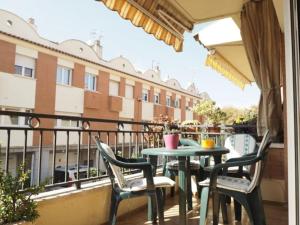 eine Terrasse mit Tisch und Stühlen auf einem Balkon in der Unterkunft Casa en Malgrat, cerca de la playa in Malgrat de Mar