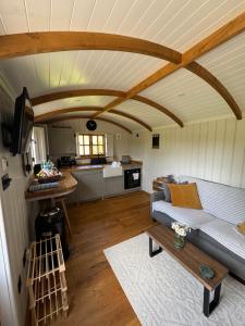 Gallery image of Luxury Shepherd's Hut - East Sussex in Horsebridge +27 photos