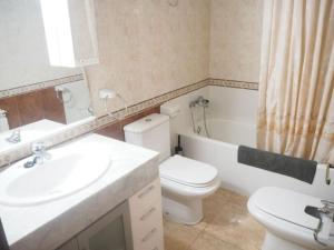 ein Badezimmer mit Toilette, Waschbecken und Badewanne in der Unterkunft Casa en Malgrat, cerca de la playa in Malgrat de Mar + 13 Fotos