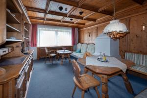 a kitchen and dining room with a table and chairs at Hotels am Kranichsee in Hahnenklee-Bockswiese