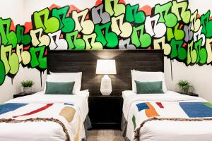 Säng eller sängar i ett rum på Getaway rino arts loft - jz vacations rentals