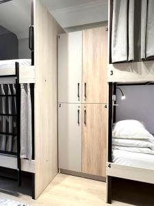 Ένα ή περισσότερα κρεβάτια σε δωμάτιο στο Compass Hostel