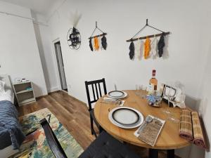 Un comedor con una mesa y sillas y una cama. en Central Bucharest Retreat, en Bucarest 19 fotos más