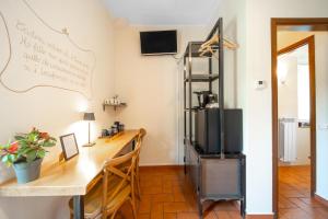TV a/nebo společenská místnost v ubytování B&B Osteria dello sperone