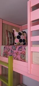 ein rosafarbenes Etagenbett mit Kissen darauf in der Unterkunft SULTANA Beach Riad in Saidia 