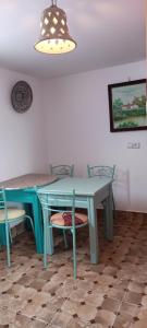 stół i krzesła z niebieskim stołem i lampką w obiekcie SULTANA Beach Riad w mieście Saïdia