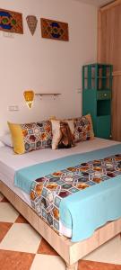 Una mujer acostada en una cama grande en una habitación en SULTANA Beach Riad en Saïdia