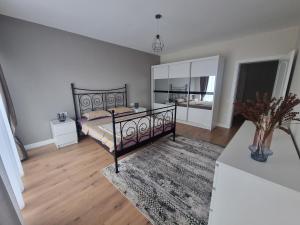 een slaapkamer met een bed en een grote spiegel bij Anca House in Baia Mare