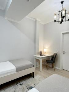 Ένα ή περισσότερα κρεβάτια σε δωμάτιο στο Compass Hostel