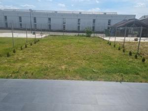 een groot grasveld voor een gebouw bij Anca House in Baia Mare
