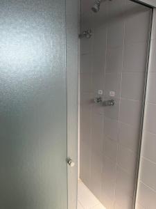 una doccia con una porta in vetro in un bagno di Unity Hotel - Votorantim - SP a Votorantim