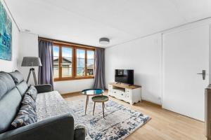 sala de estar con sofá y mesa en App. Seeblick Top of Interlaken en Beatenberg