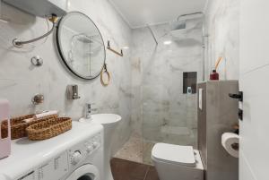 een badkamer met een wastafel, een toilet en een spiegel bij Apartments TIME in Kotor +66 foto's