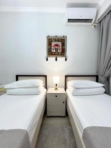 Ένα ή περισσότερα κρεβάτια σε δωμάτιο στο Compass Hostel