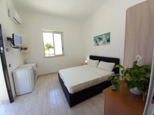 a small bedroom with a bed and a window at Villa Rosa in Castellammare del Golfo