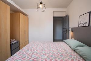 una camera con un letto e un comò di A due passi dal mare a Cannigione