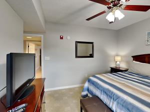 Una cama o camas en una habitación de River Breeze Bear Crossing 304 23 fotos más