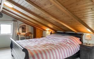 Tempat tidur dalam kamar di Stunning Ship In Loosdrecht With Wifi