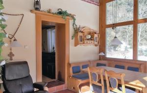 uma sala de jantar com uma mesa, cadeiras e um espelho em Cozy Home In Bayerisch Eisenstein With Wifi em Regenhütte