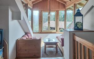 ein Wohnzimmer mit einer Treppe und einem Tisch in der Unterkunft Ferienhaus Bahnhaus K in Regenhütte