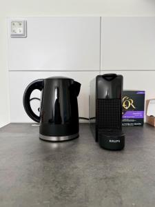 Příslušenství pro přípravu čaje a kávy v ubytování 86 3City Appartement met Privé parkeerplaats