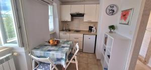Kuchyň nebo kuchyňský kout v ubytování Apartments & Rooms Nada