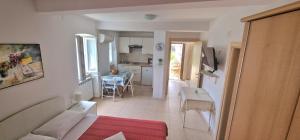 Kuchyň nebo kuchyňský kout v ubytování Apartments & Rooms Nada