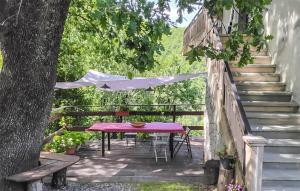 eine Terrasse mit einem Tisch, einem Baum und einer Treppe in der Unterkunft 2 Bedroom Stunning Apartment In Marzabotto in Marzabotto