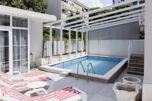 una piscina al costado de un edificio en City Vibe Villa with pool, en Split