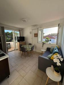 a living room with a couch and a table at Apartman Vera in Brela