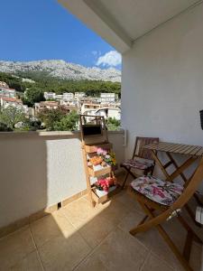 a balcony with a table and chairs and a view at Apartman Vera in Brela