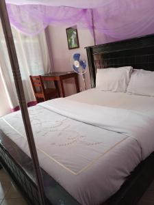 Een bed of bedden in een kamer bij Pross Residence