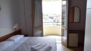 En eller flere senge i et værelse på Hotel Meeting