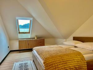 a attic bedroom with two beds and a window at Willa Asia in Sromowce Niżne +80 photos