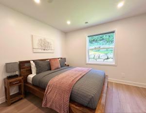 a bedroom with a bed and a window at Condo à Mont-Blanc près de tout in Saint-Faustin