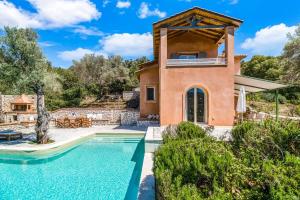 uma villa com uma piscina e uma casa em Villa Pisti em Syvota