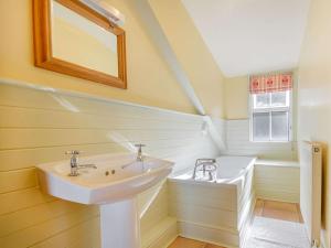 a bathroom with a sink and a bath tub at 6 Bed in Harlech 89630 in Harlech +20 photos