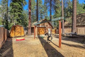 einen Spielbereich mit einem Zelt und einem Spielplatz in der Unterkunft Agate Bay 3BDR, Walking Distance to the Beach! in Tahoe Vista