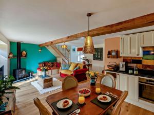 uma cozinha e sala de estar com uma mesa de madeira em 1 Bed in Barnstaple 93422 em Marwood