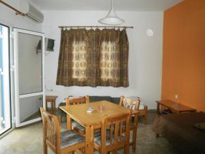 Posedenie v ubytovaní Sea View And Mountain View Apartment For 4 People
