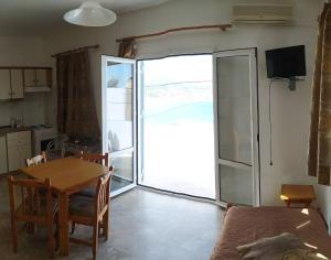 Televízia a/alebo spoločenská miestnosť v ubytovaní Sea View And Mountain View Apartment For 4 People