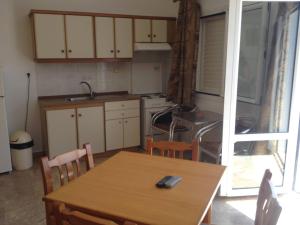 Kuchyňa alebo kuchynka v ubytovaní Sea View And Mountain View Apartment For 4 People + 37 fotografií